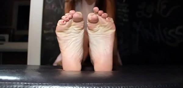  Soles and Toe Spreading